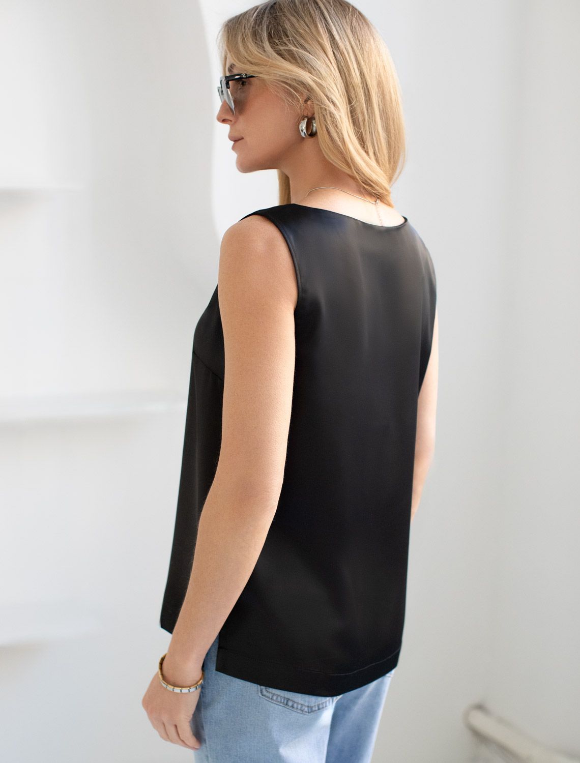 Элегантный топ с V вырезом из струящегося сатина