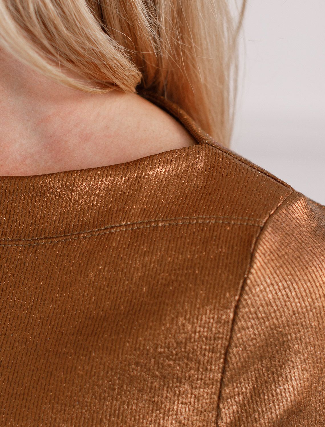 Футболка облегающая из хлопка в рубчик с вырезом лодочка с матовым покрытием металлик