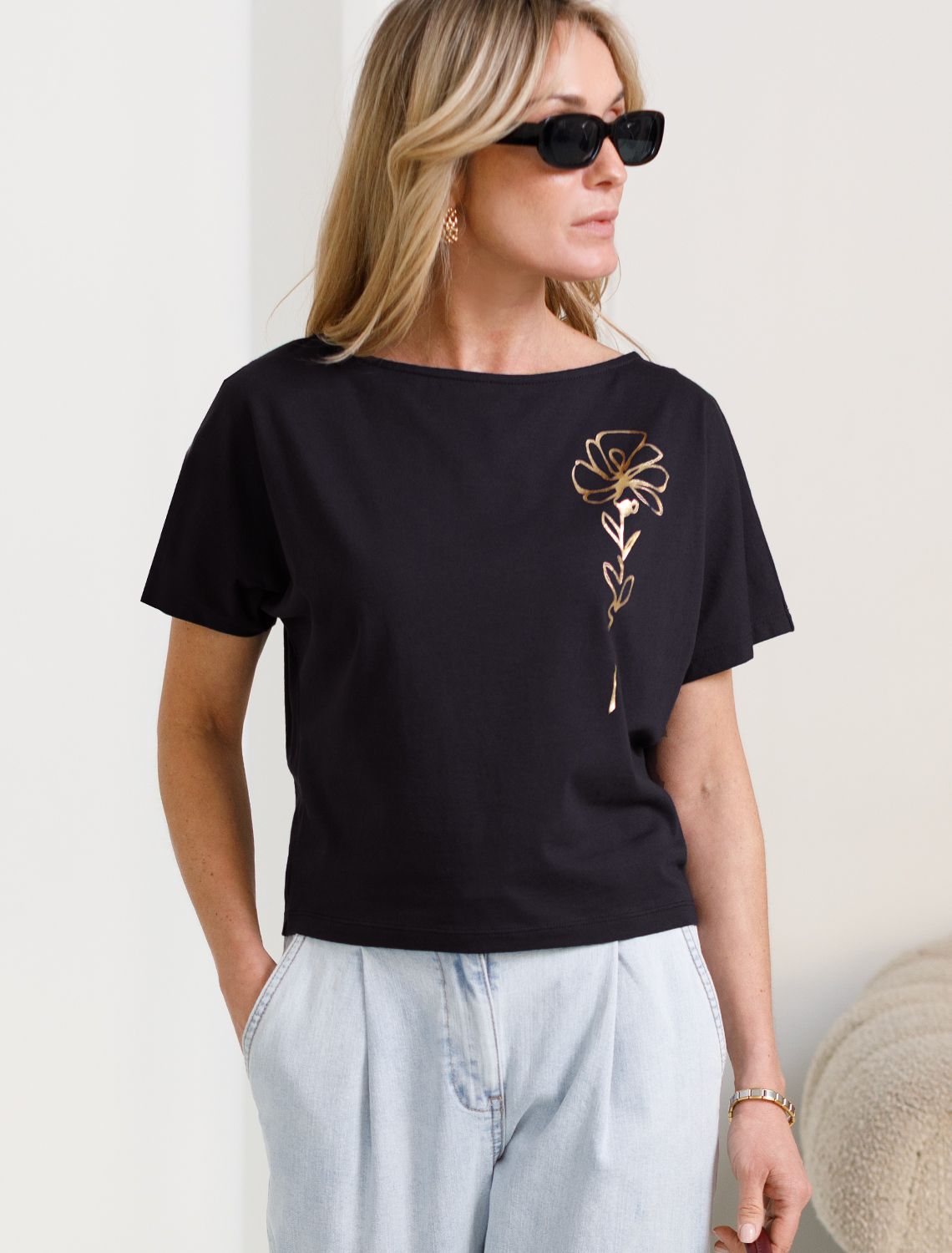 Нарядная футболка с блестящим принтом