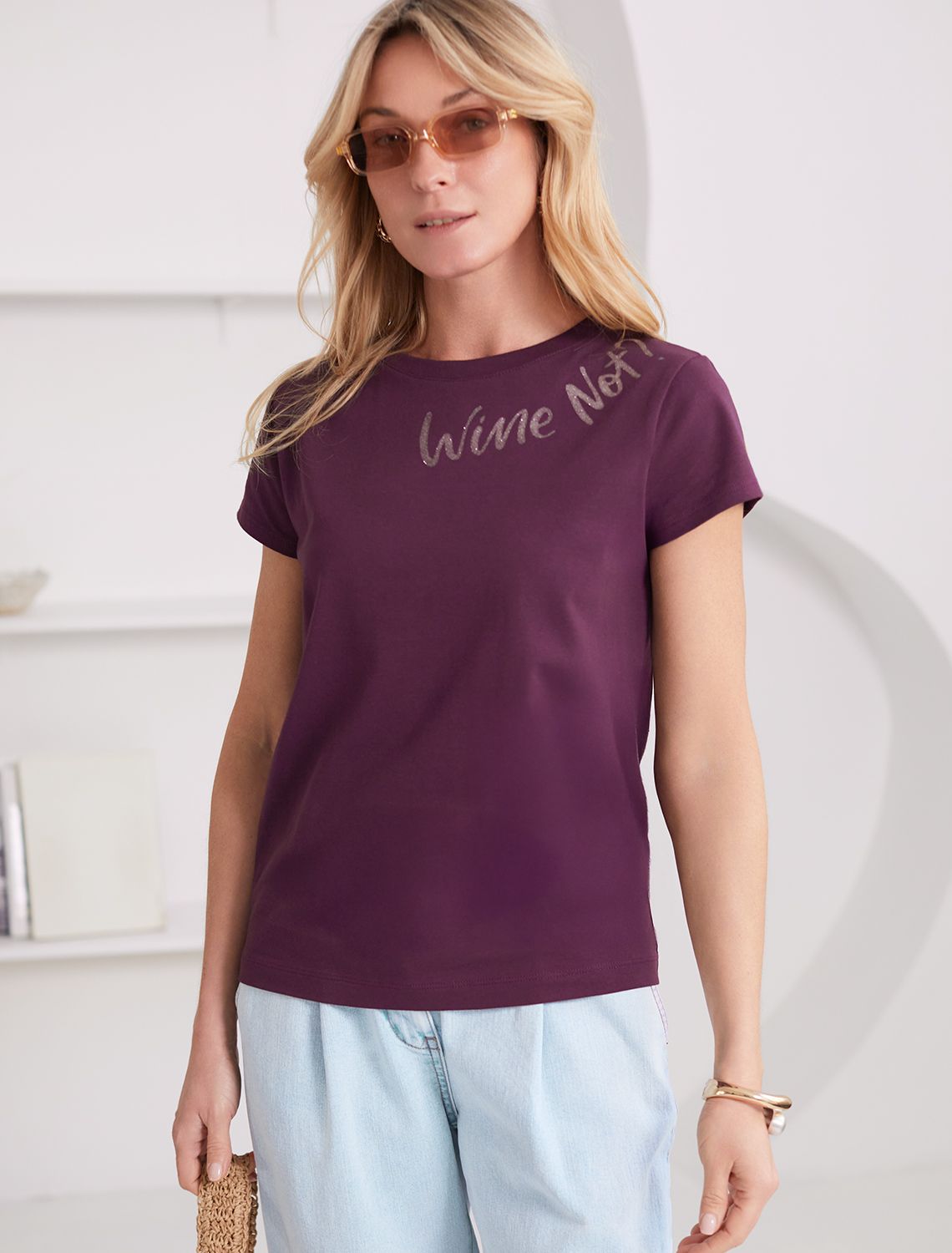 Нарядная футболка с блестящим принтом