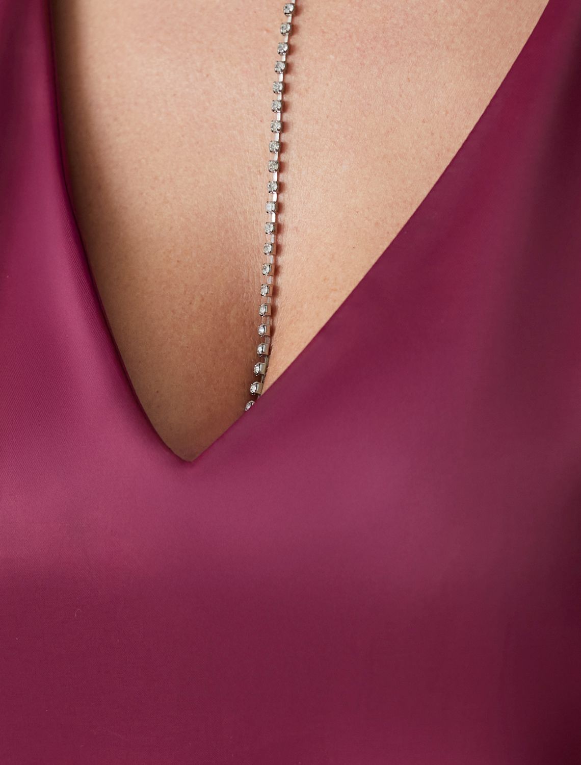 Элегантный топ с V вырезом из струящегося сатина