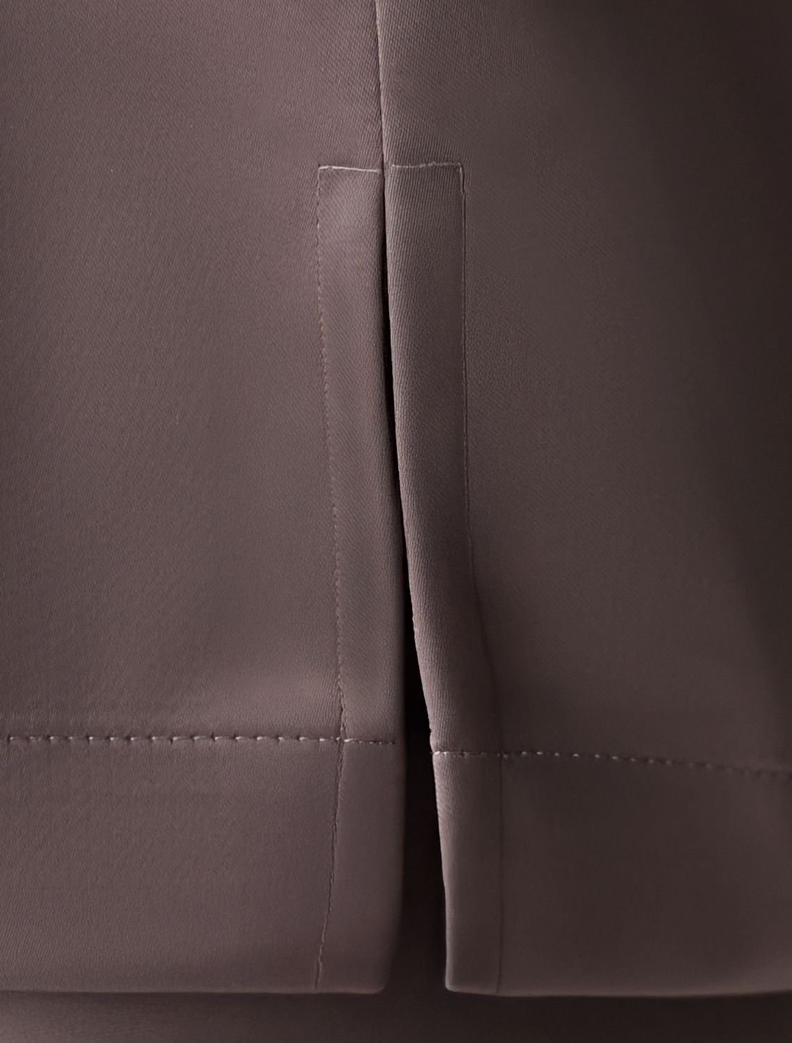 Элегантный топ с V вырезом из струящегося сатина