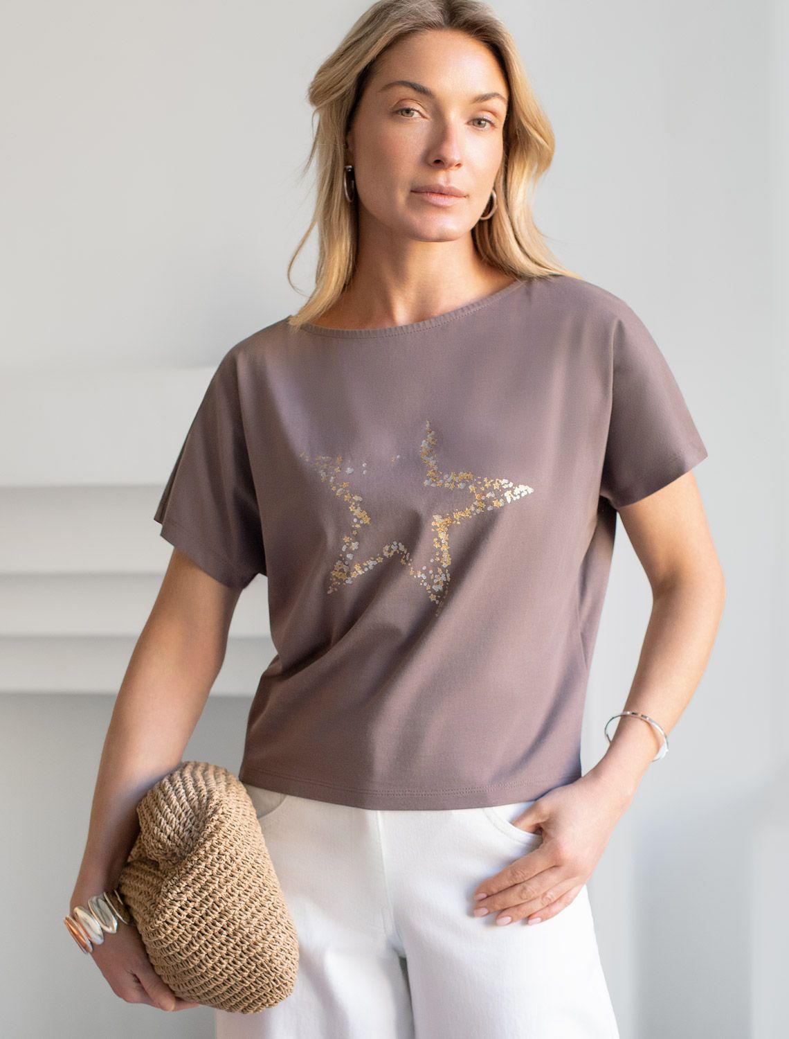 Нарядная футболка с блестящим принтом