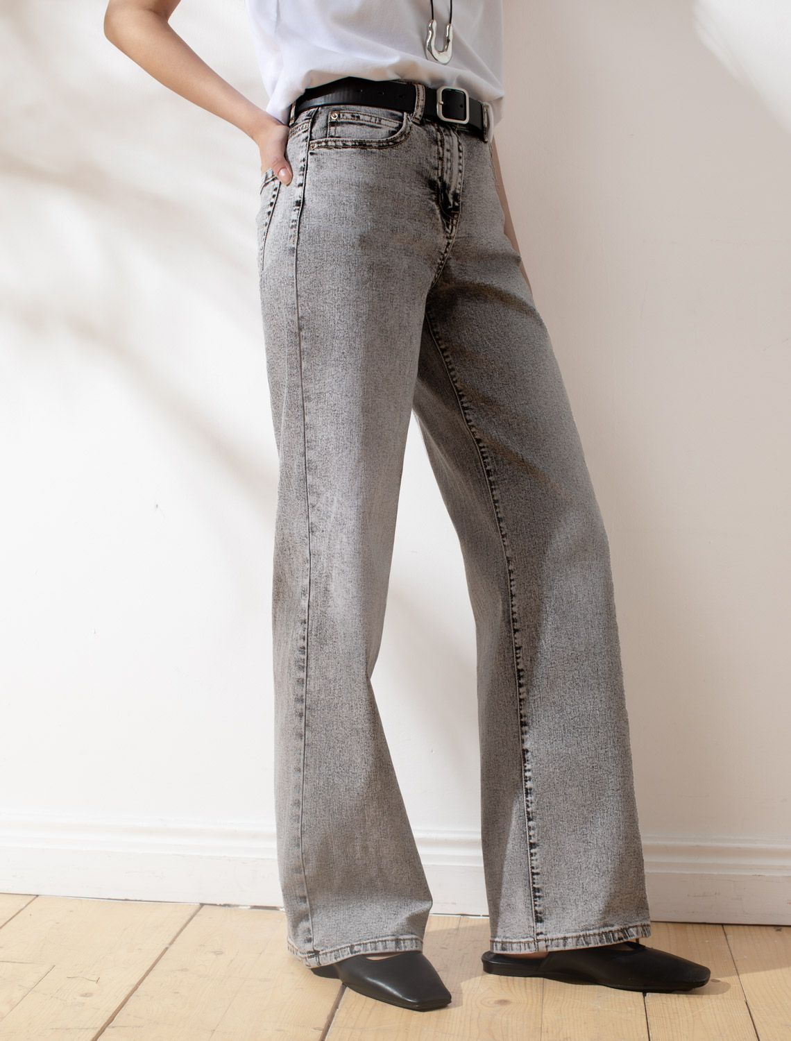 Прямые джинсы с декоративной стиркой из эластичного облегченного денима