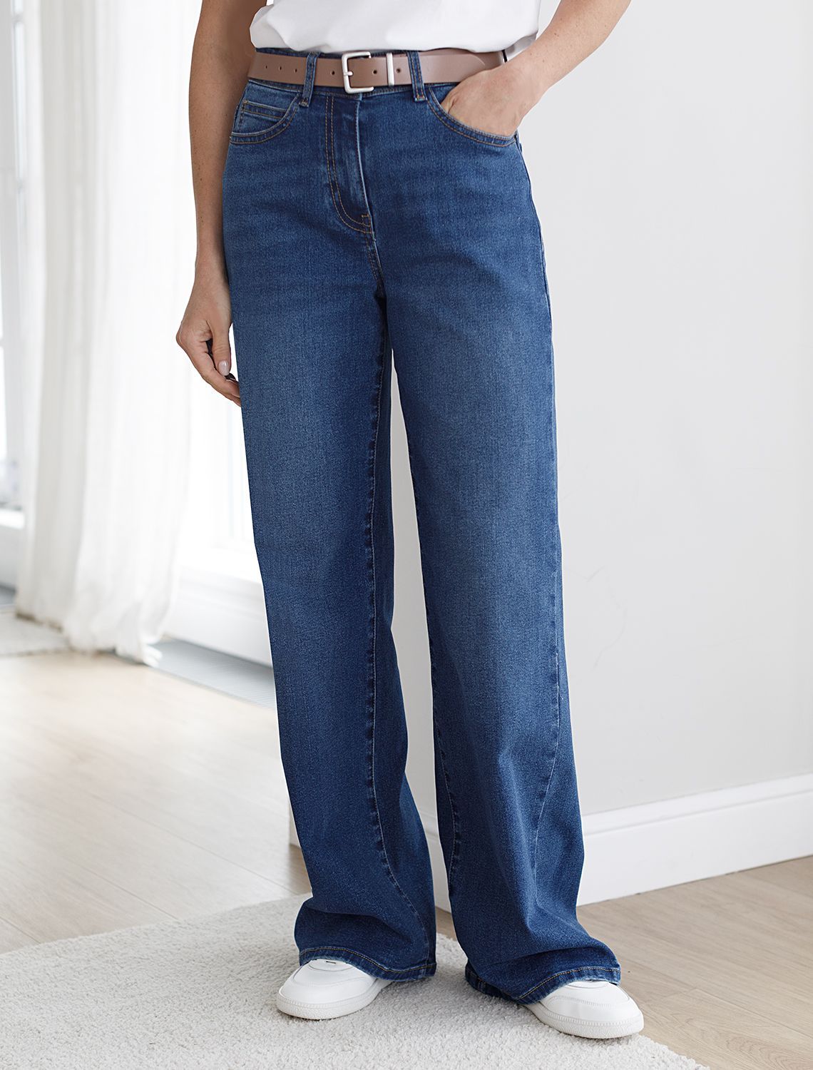 Джинсы прямые с декоративной стиркой из эластичного облегченного денима