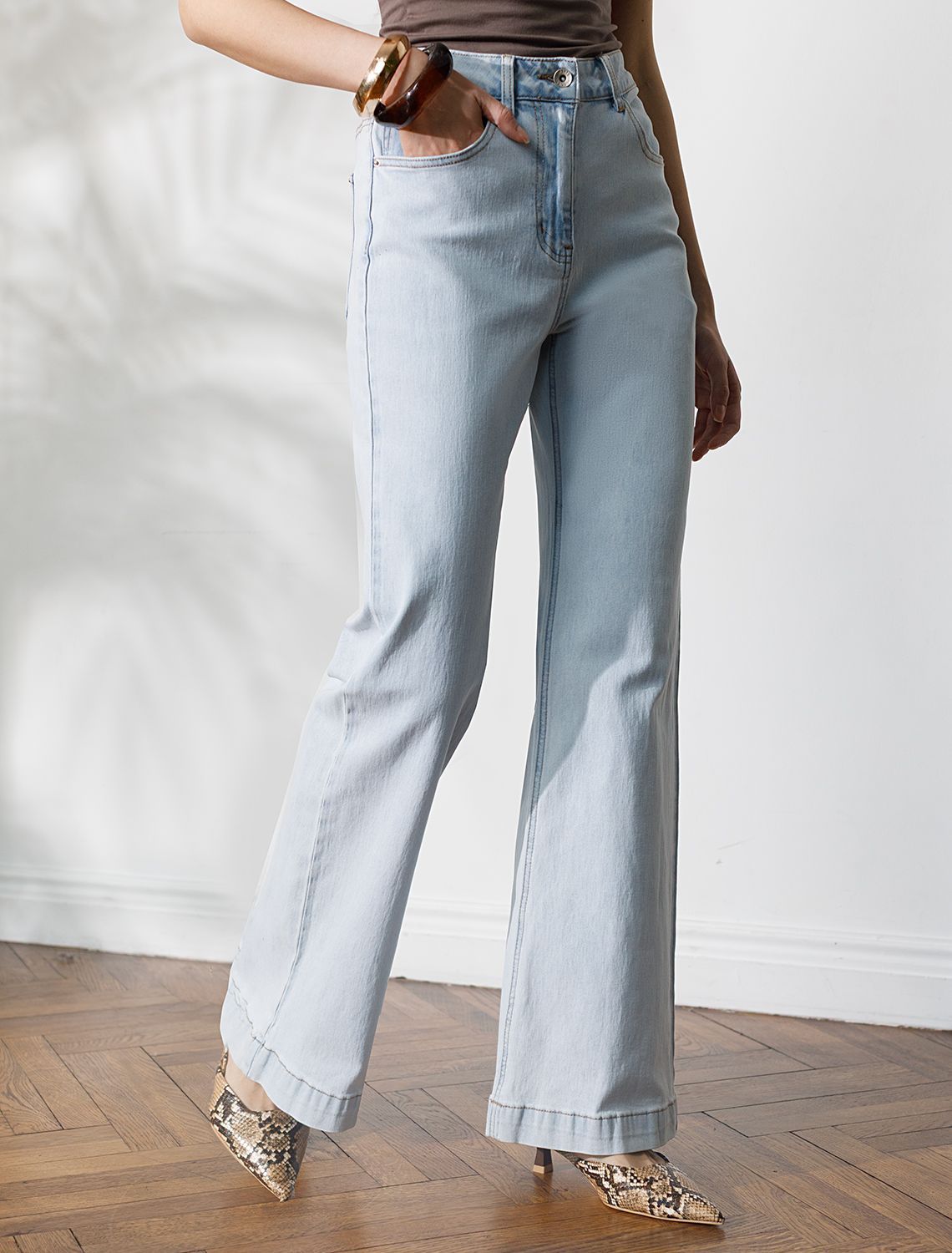 Джинсы-клеш из эластичного денима