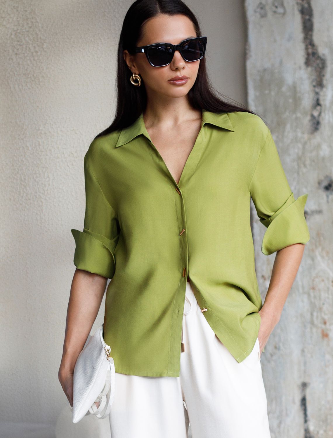 Блузка с широкими манжетами из вискозы с лиоцеллом