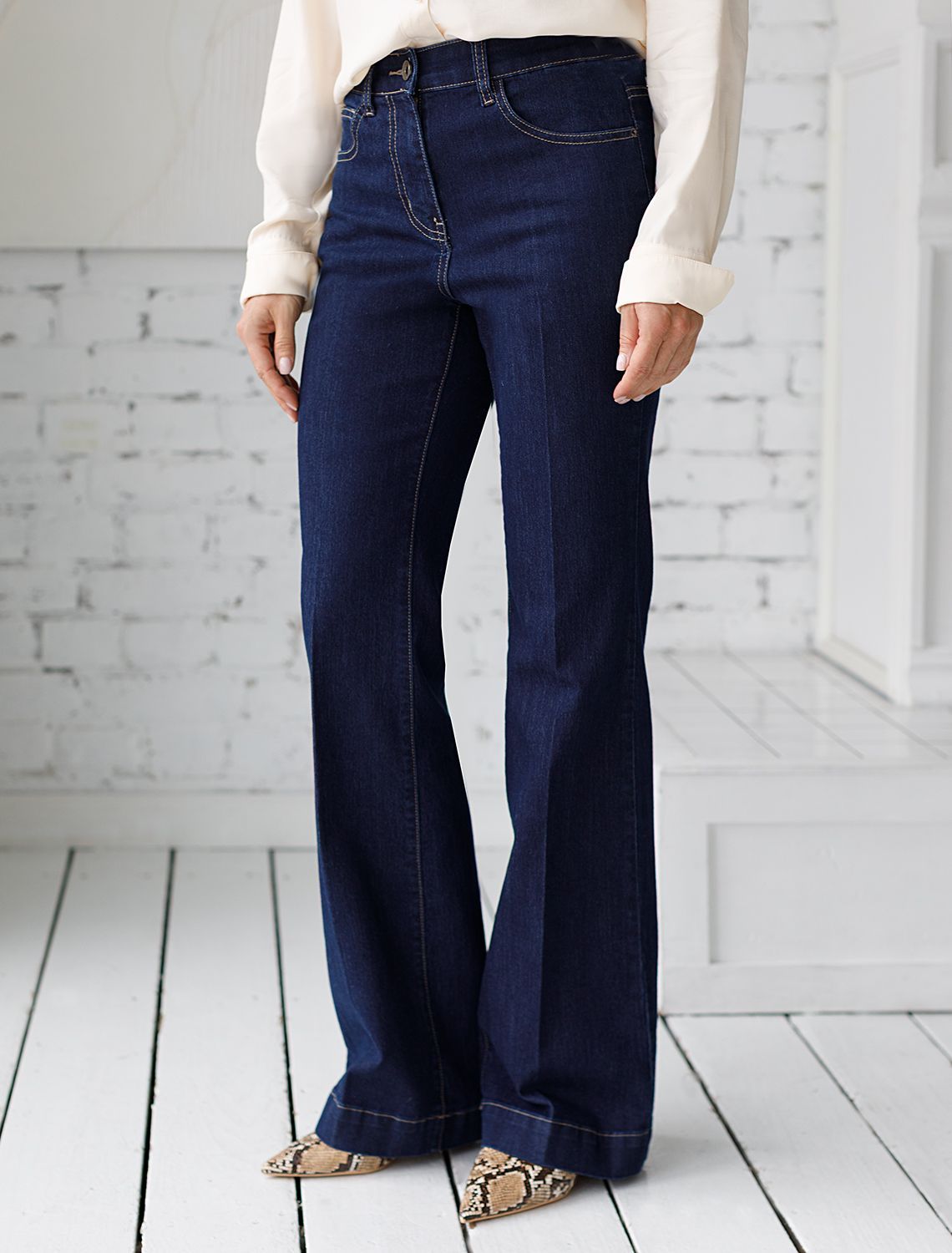 Джинсы клеш от колена из эластичного облегченного денима