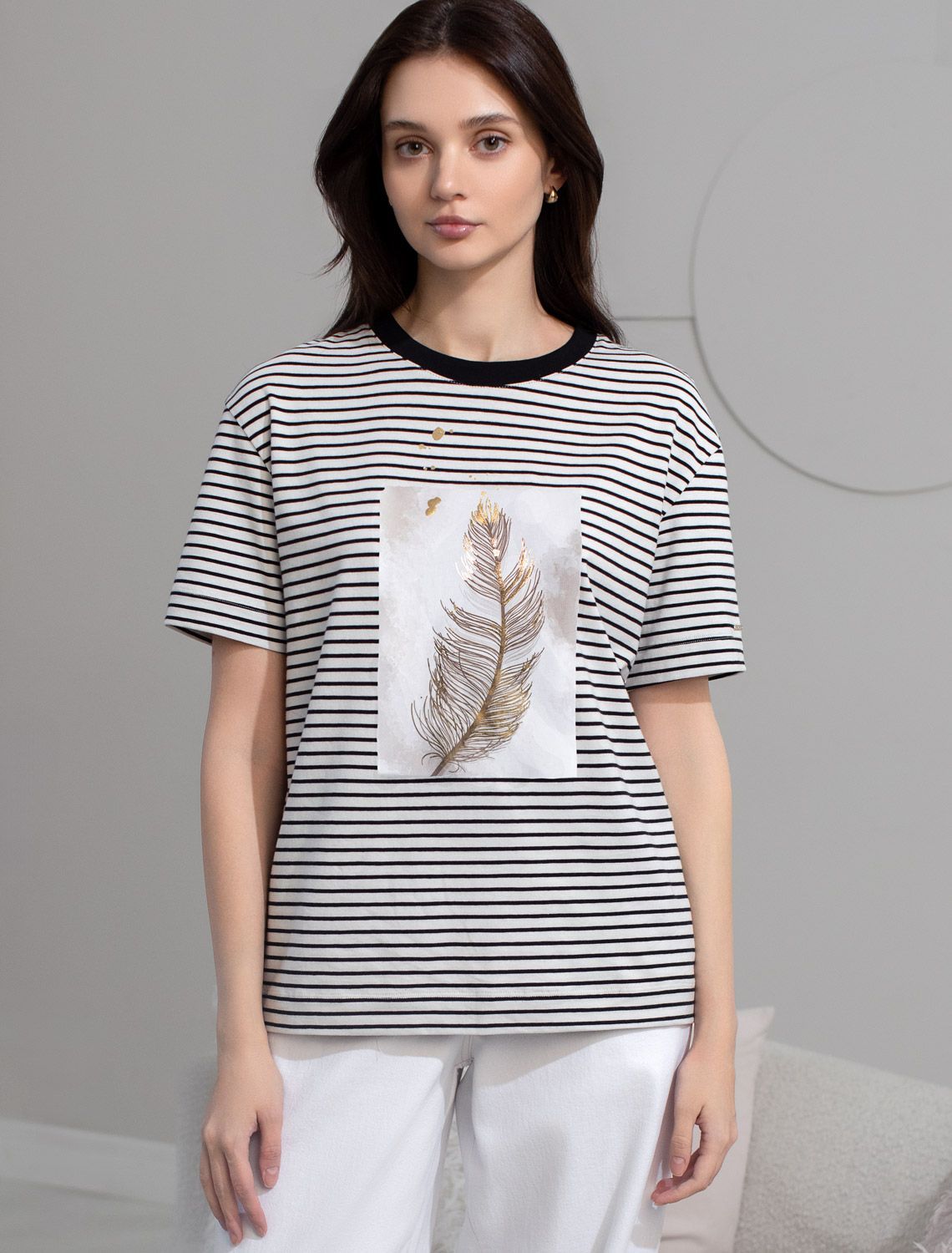 Свободная футболка в черно-белую полоску с принтом из премиального хлопка с эластаном