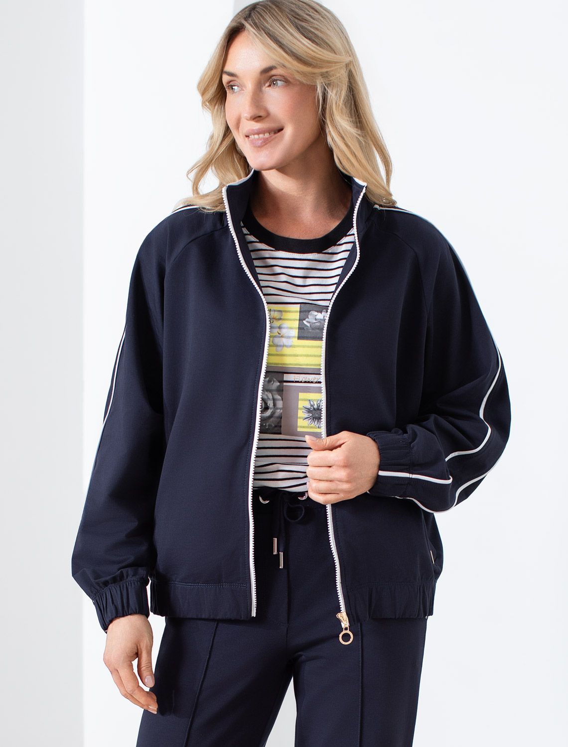 Свободный бомбер с лампасами на молнии из петельчатого футера двухнитки с эластаном