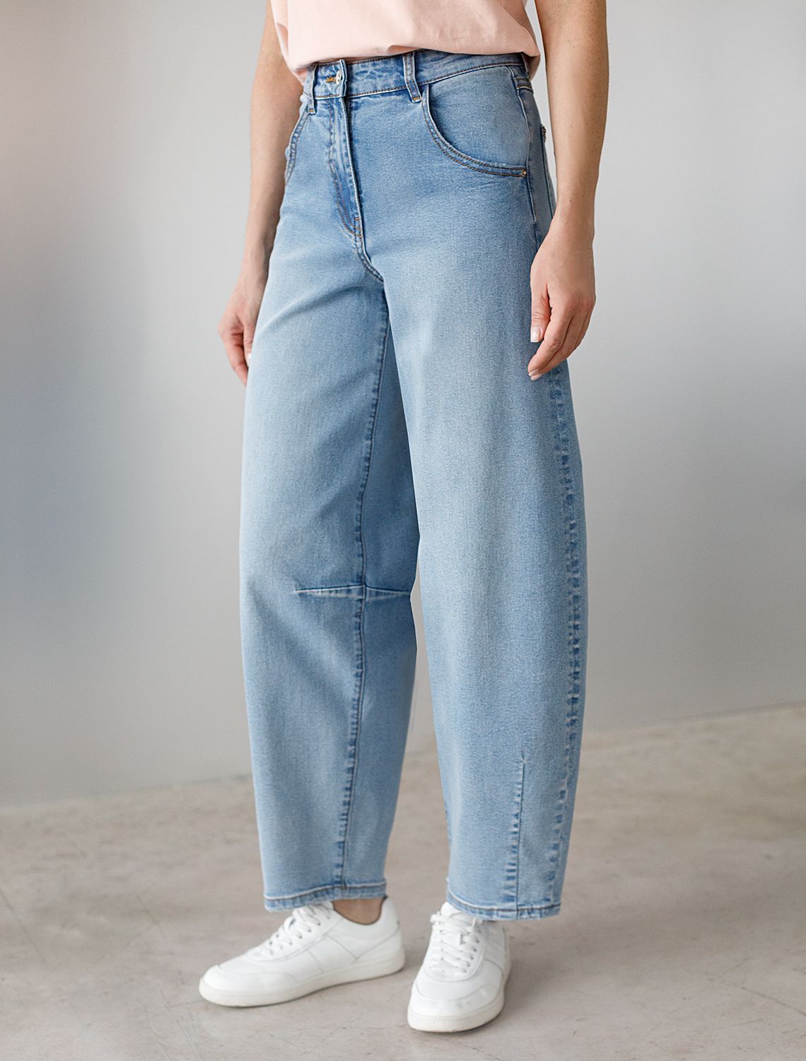 Джинсы barrel с декоративной стиркой из эластичного денима