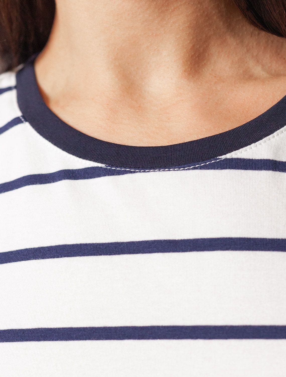 Базовая футболка в полоску полуприлегающая из премиального хлопка с эластаном