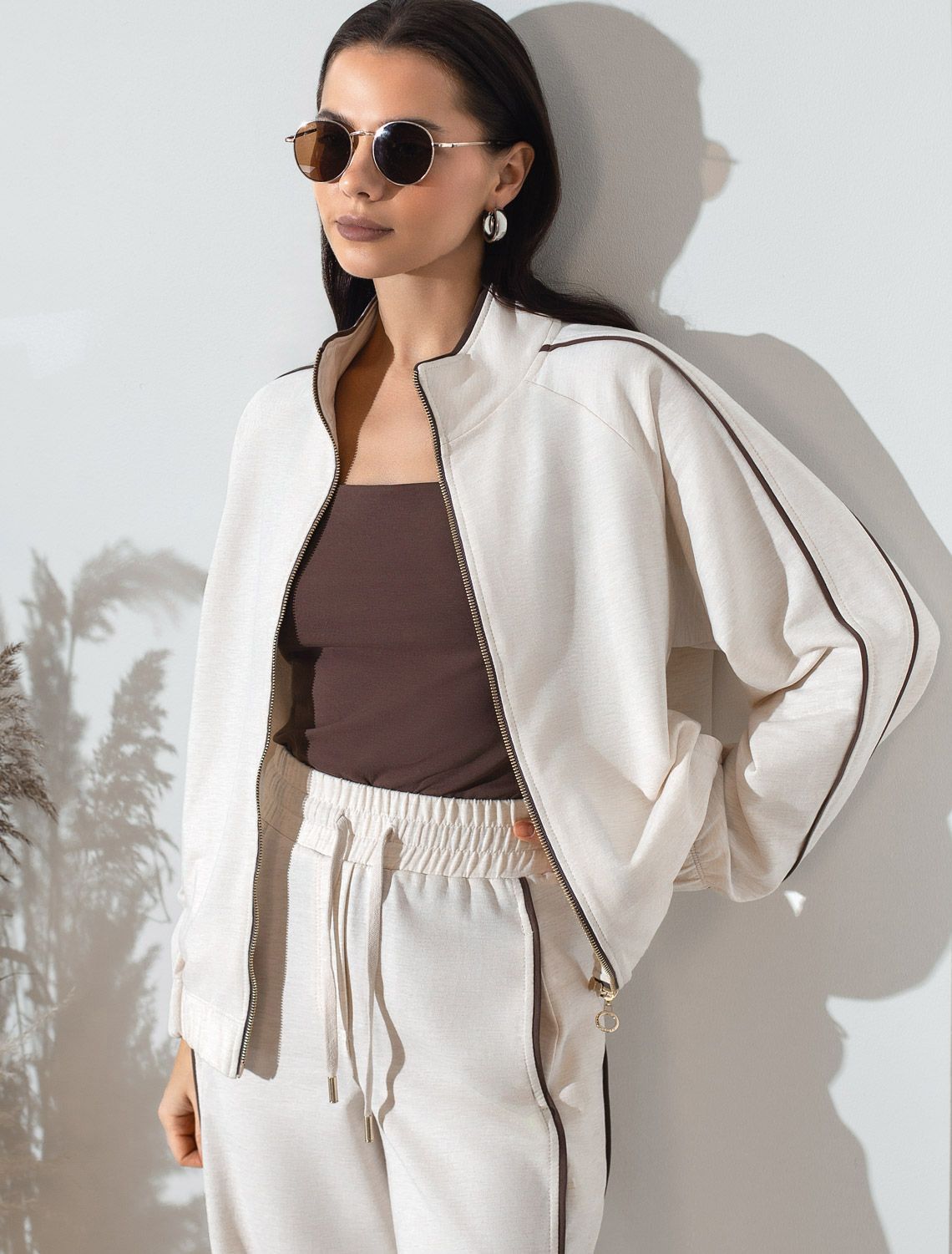 Свободный бомбер с лампасами на молнии из петельчатого футера двухнитки с эластаном