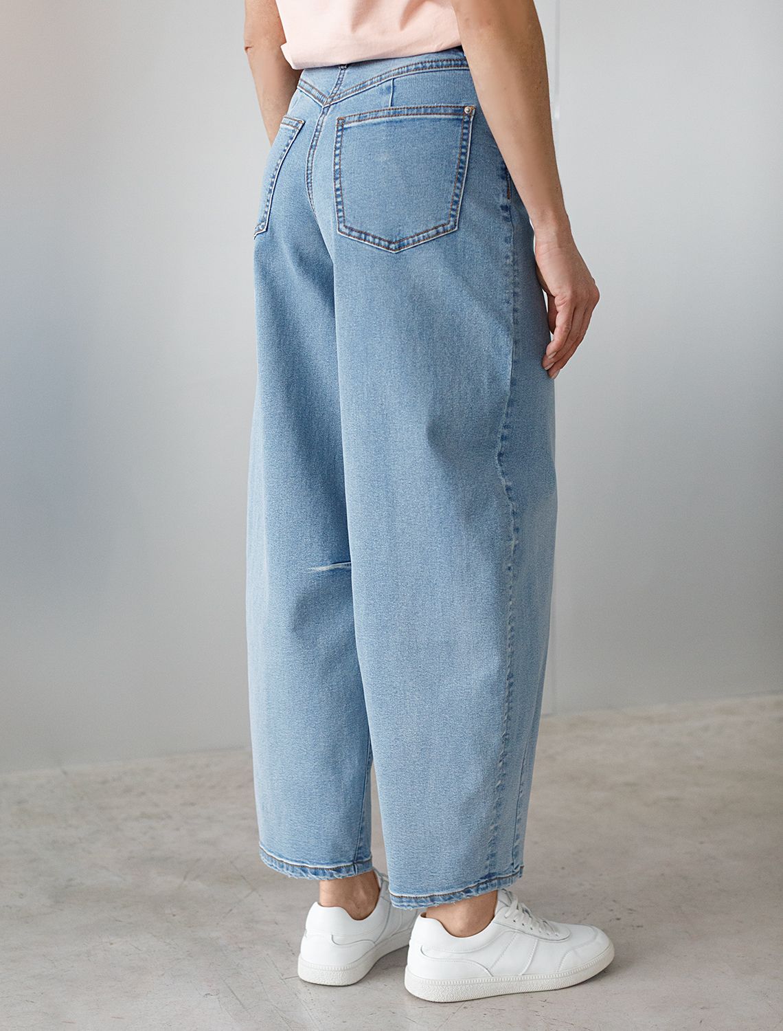 Джинсы barrel с декоративной стиркой из эластичного денима