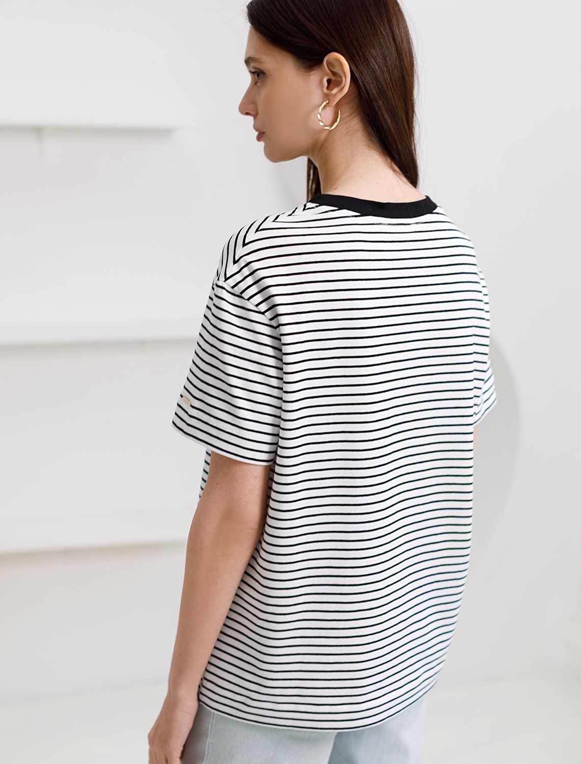 Свободная футболка в черно-белую полоску с принтом из премиального хлопка с эластаном