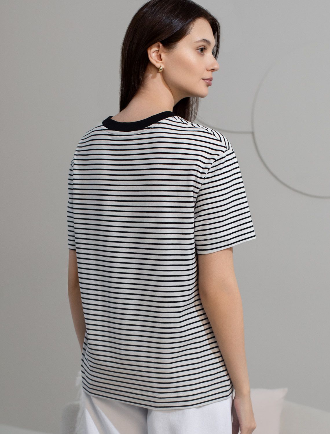 Свободная футболка в черно-белую полоску с принтом из премиального хлопка с эластаном