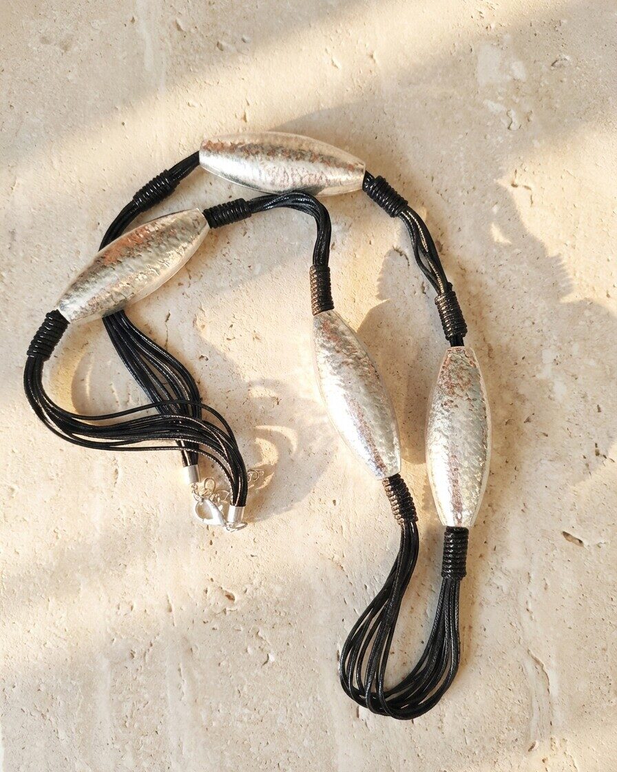 Длинное колье с металлическими элементами