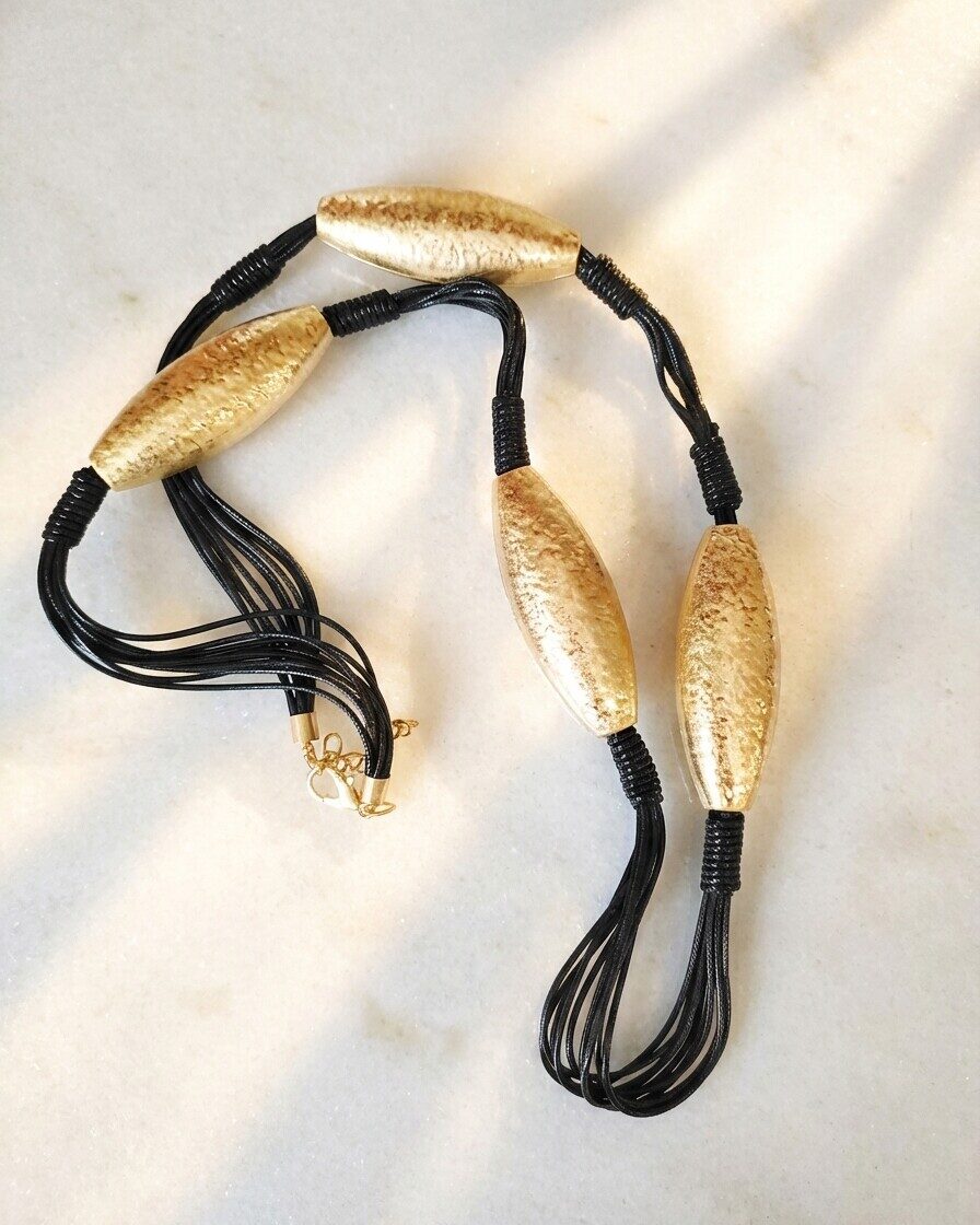 Длинное колье с металлическими элементами