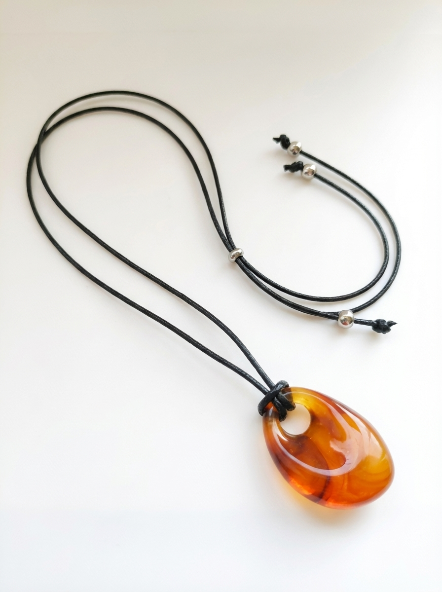 Кулон на шнурке