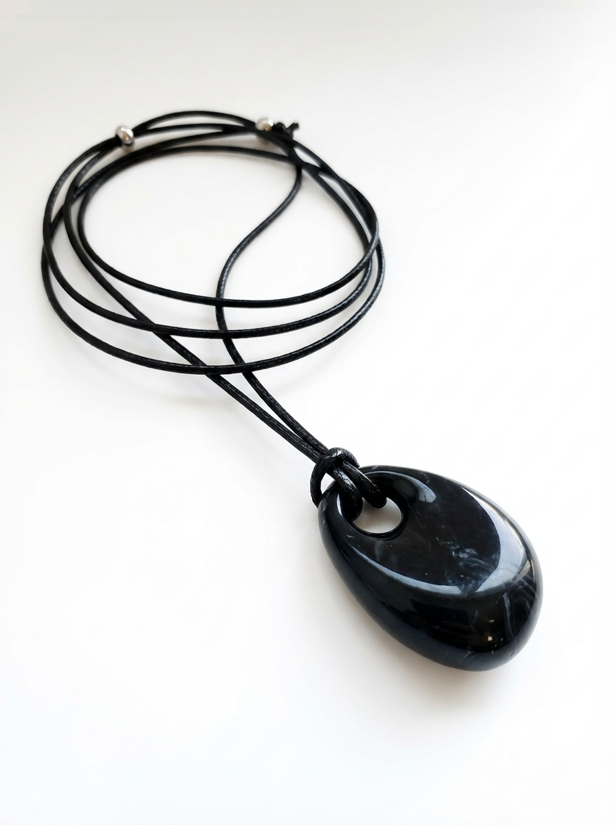 Кулон на шнурке