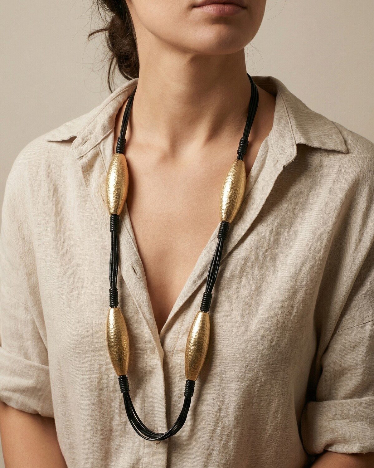 Длинное колье с металлическими элементами