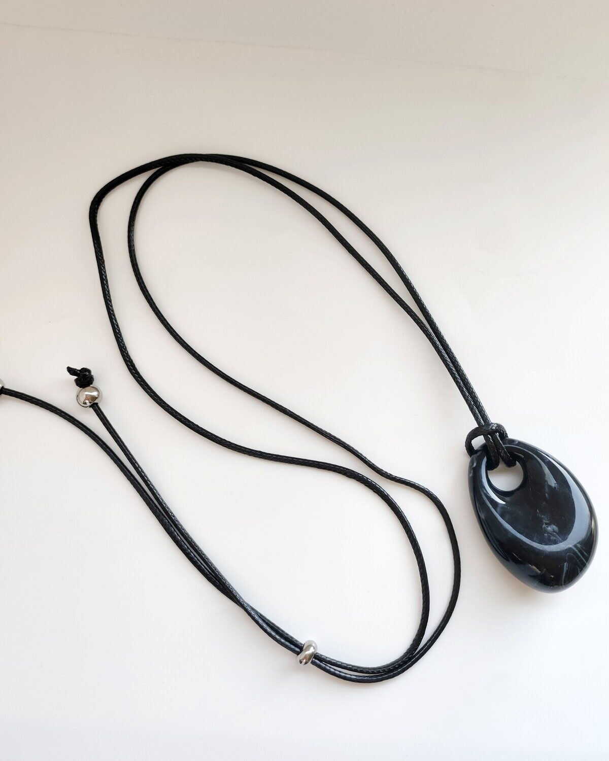 Кулон на шнурке