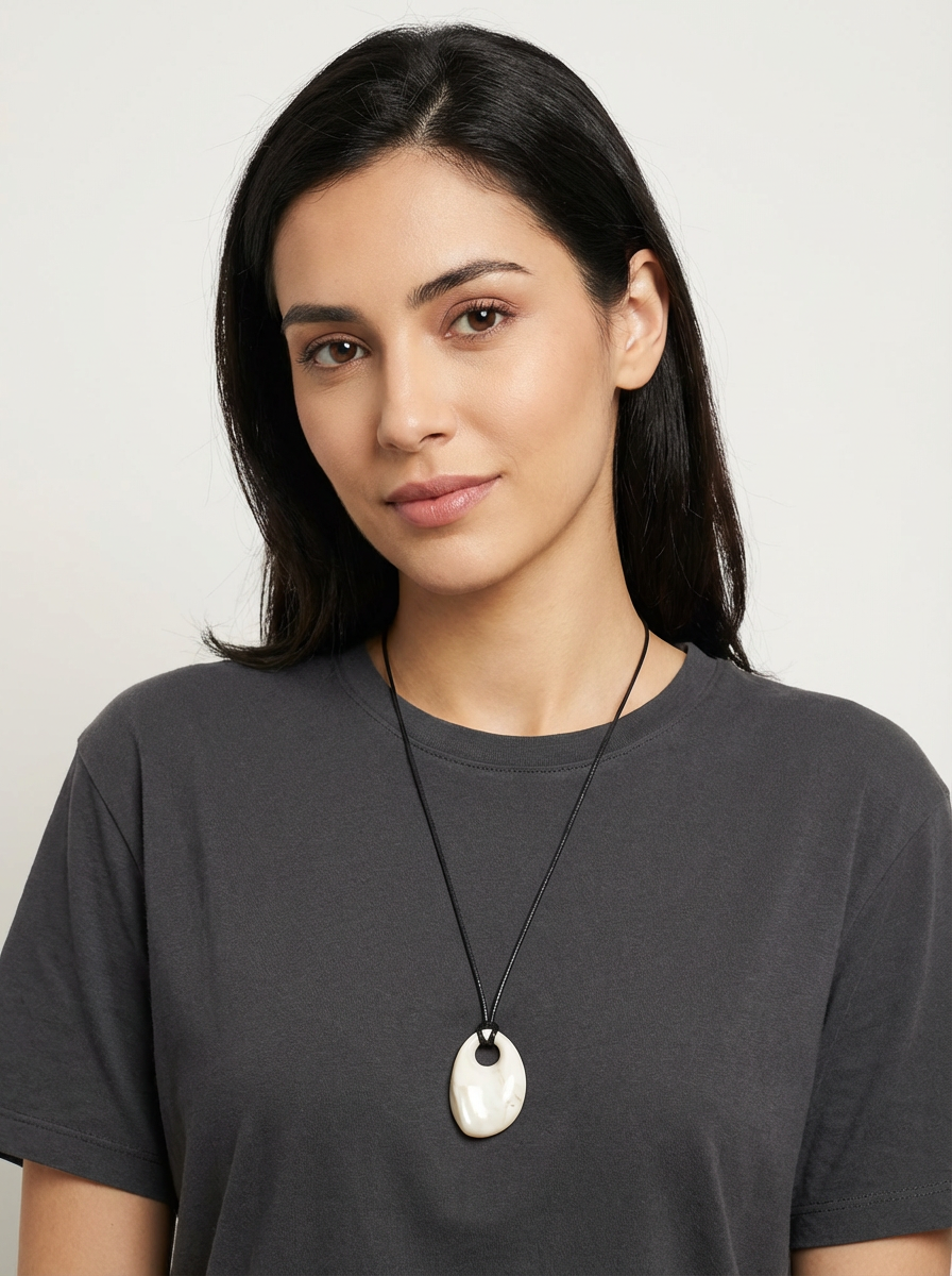 Кулон на шнурке