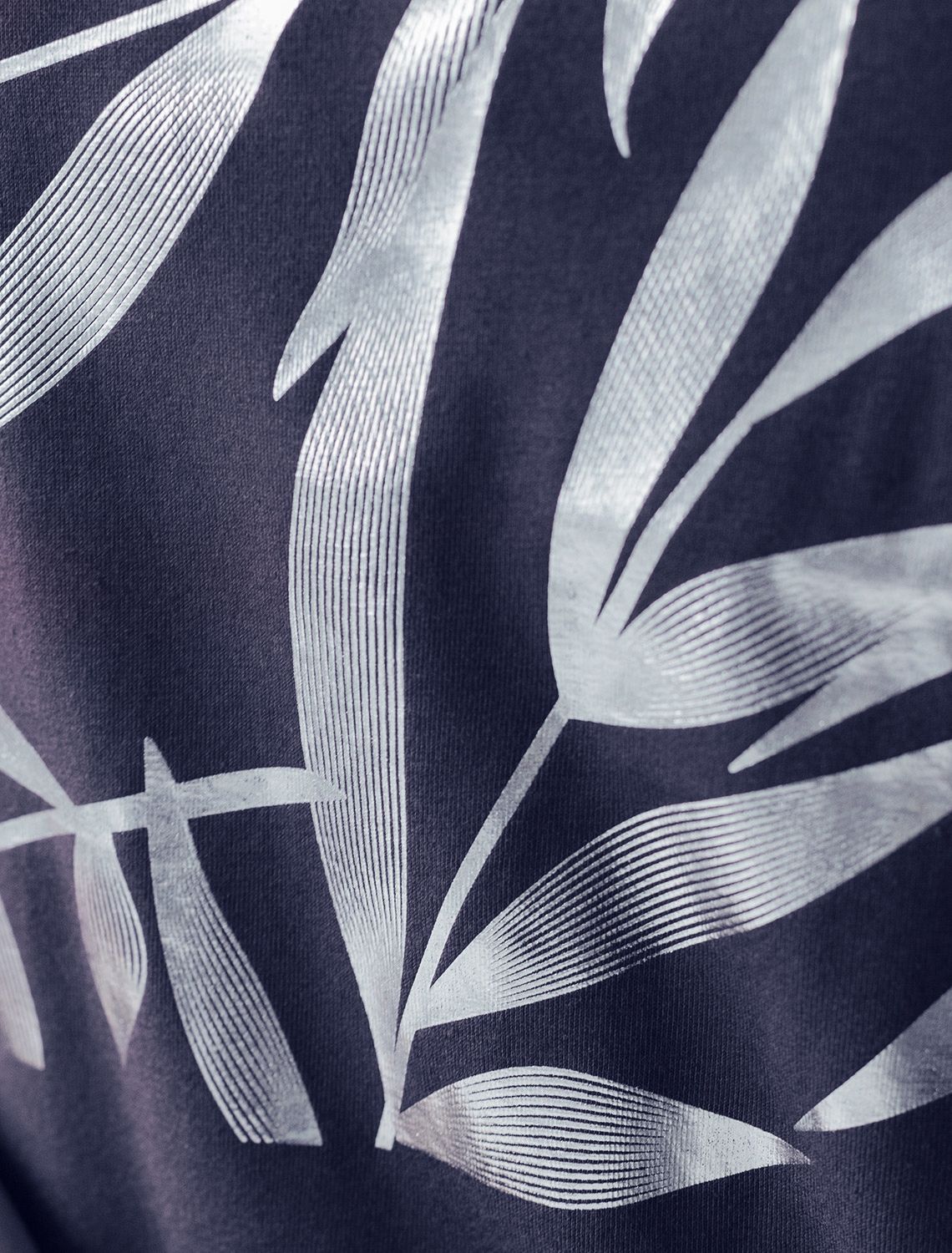 Нарядная футболка с серебристым принтом