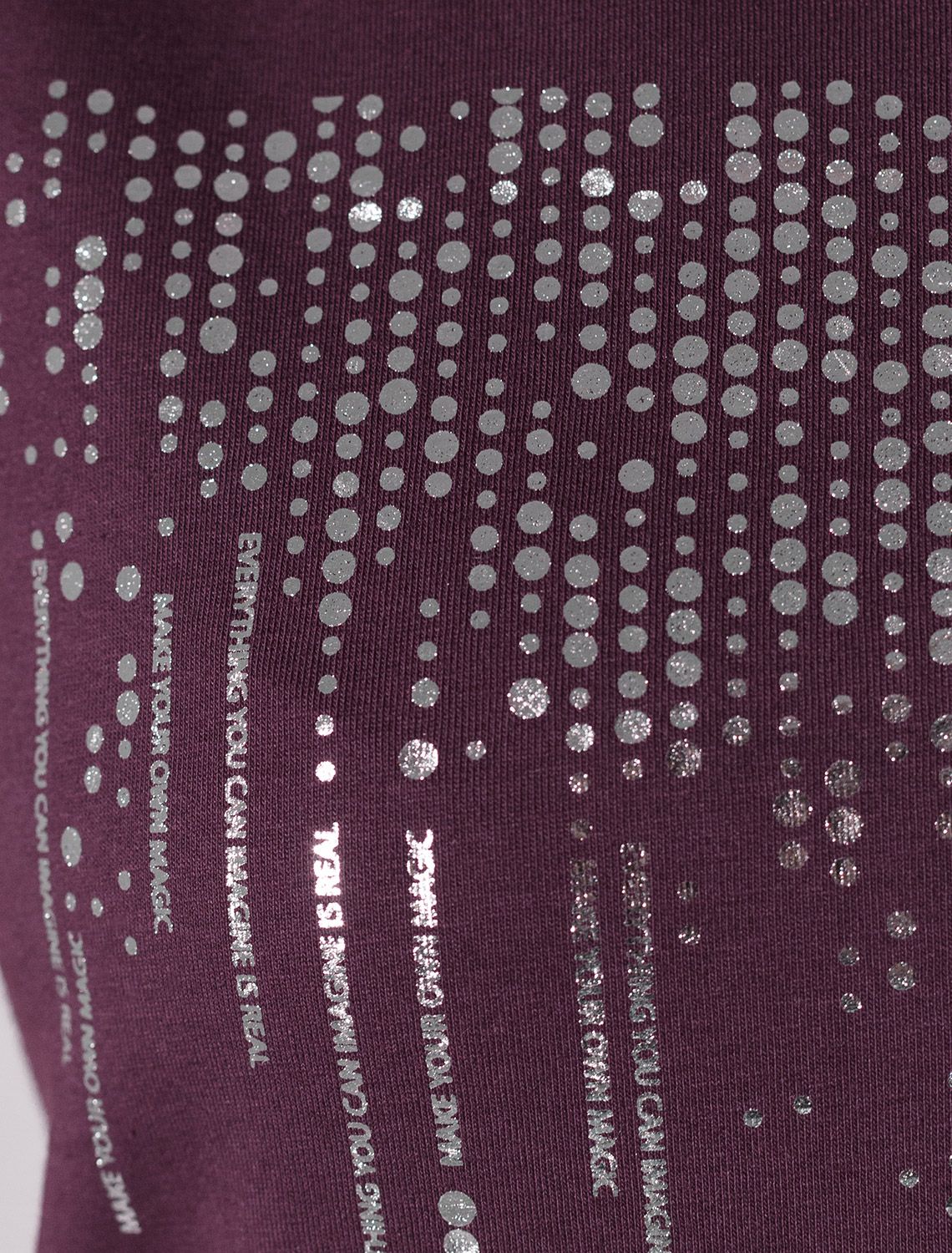 Нарядная футболка с блестящим принтом