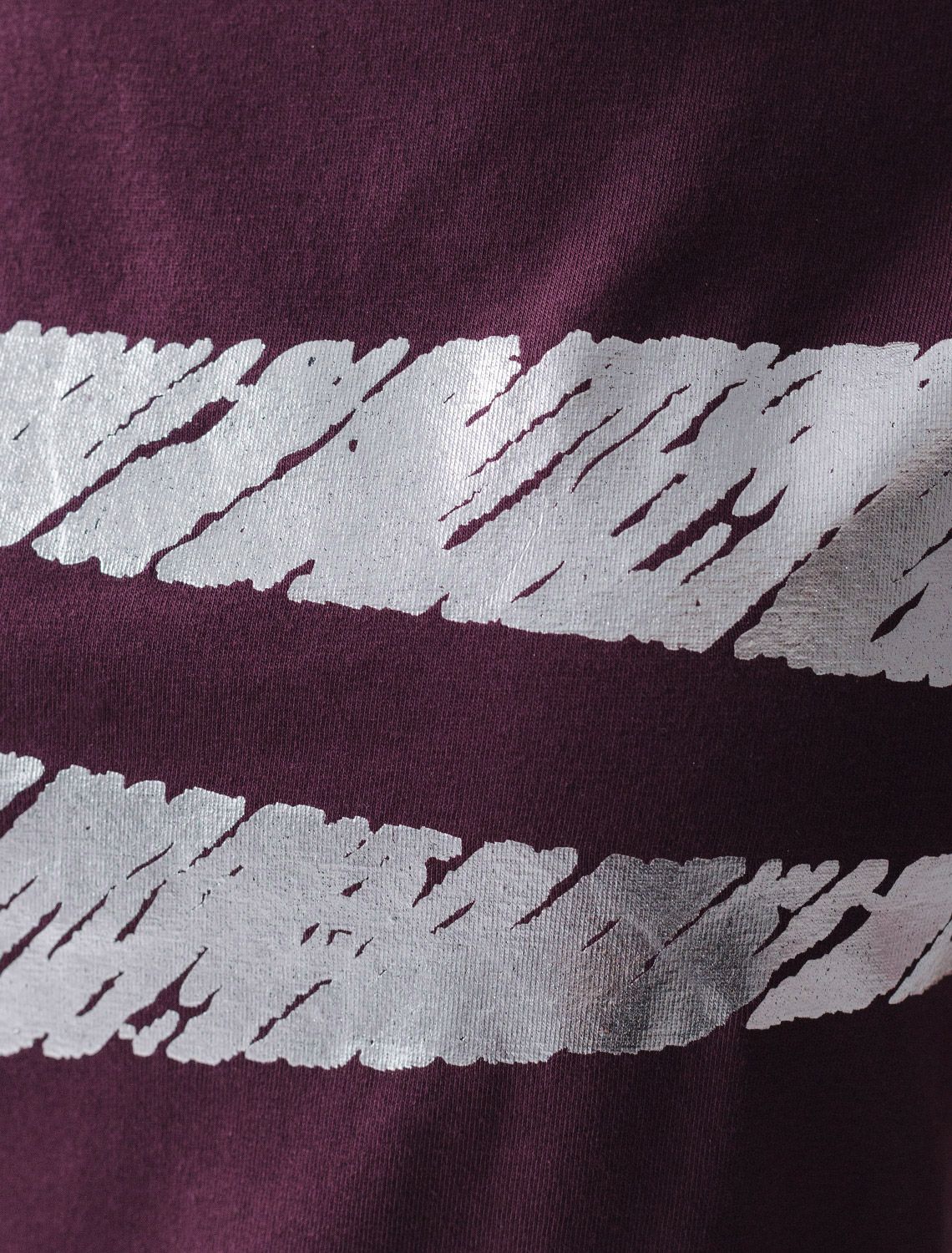 Нарядная футболка с блестящим принтом