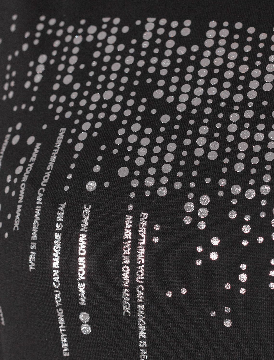 Нарядная футболка с серебристым принтом