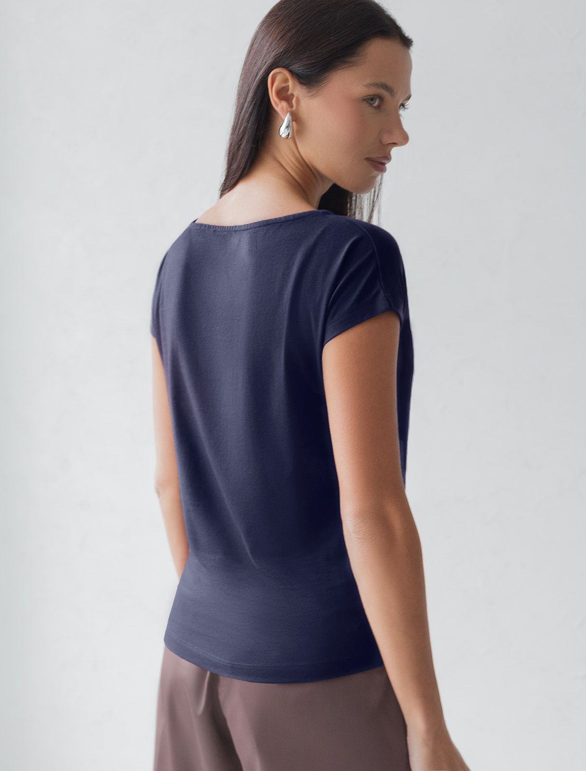 Нарядная футболка с серебристым принтом