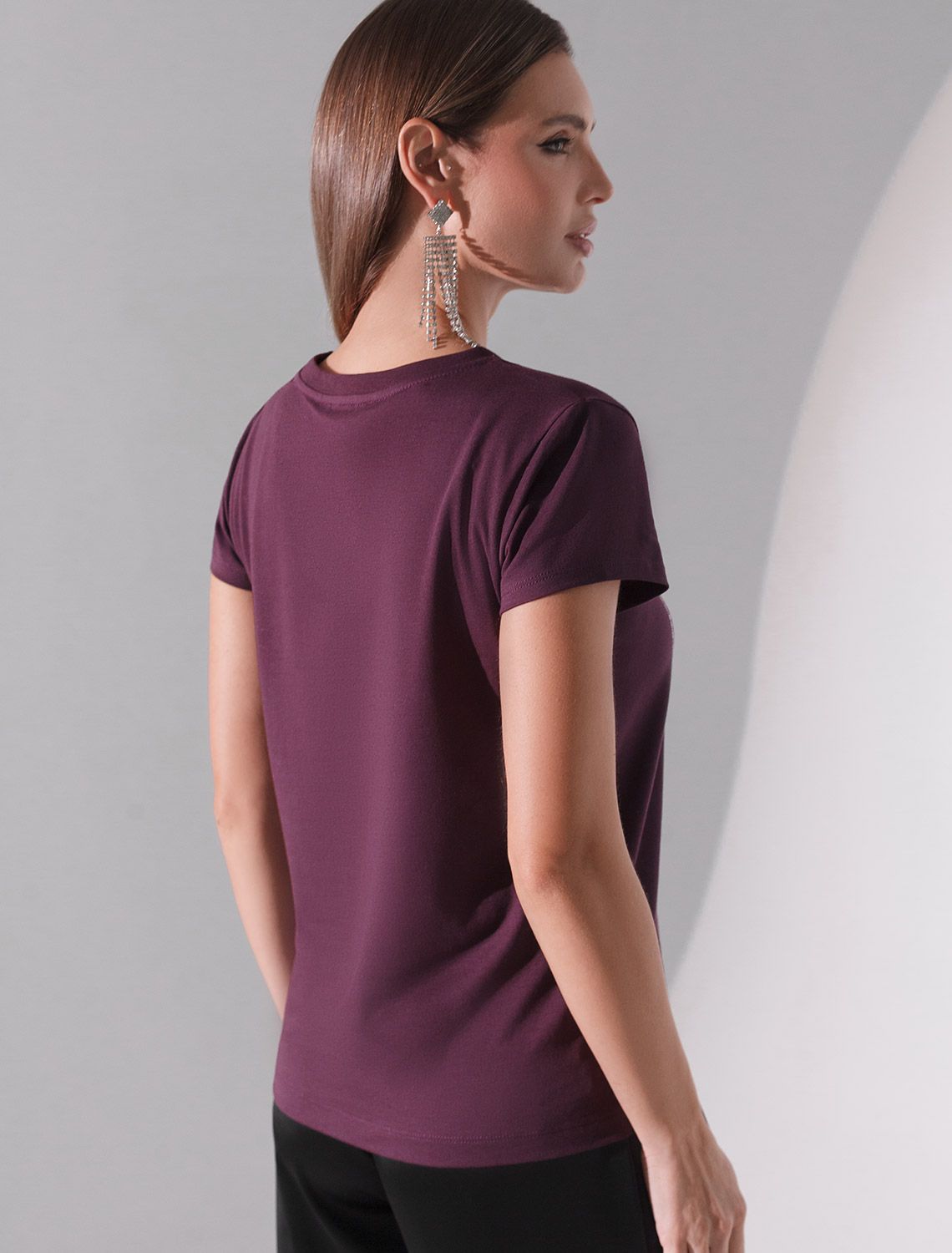 Нарядная футболка с блестящим принтом