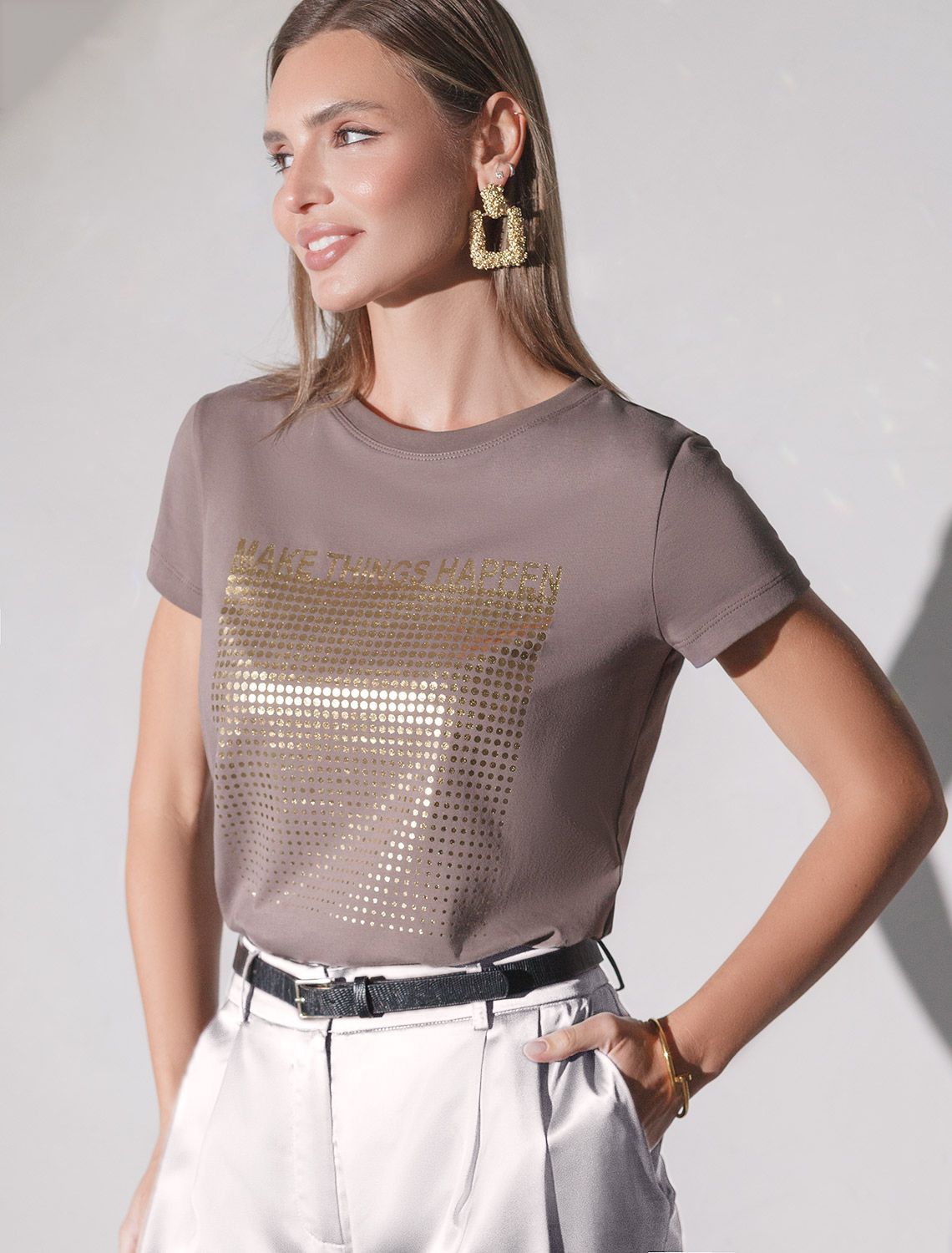 Нарядная футболка с блестящим принтом фольгой