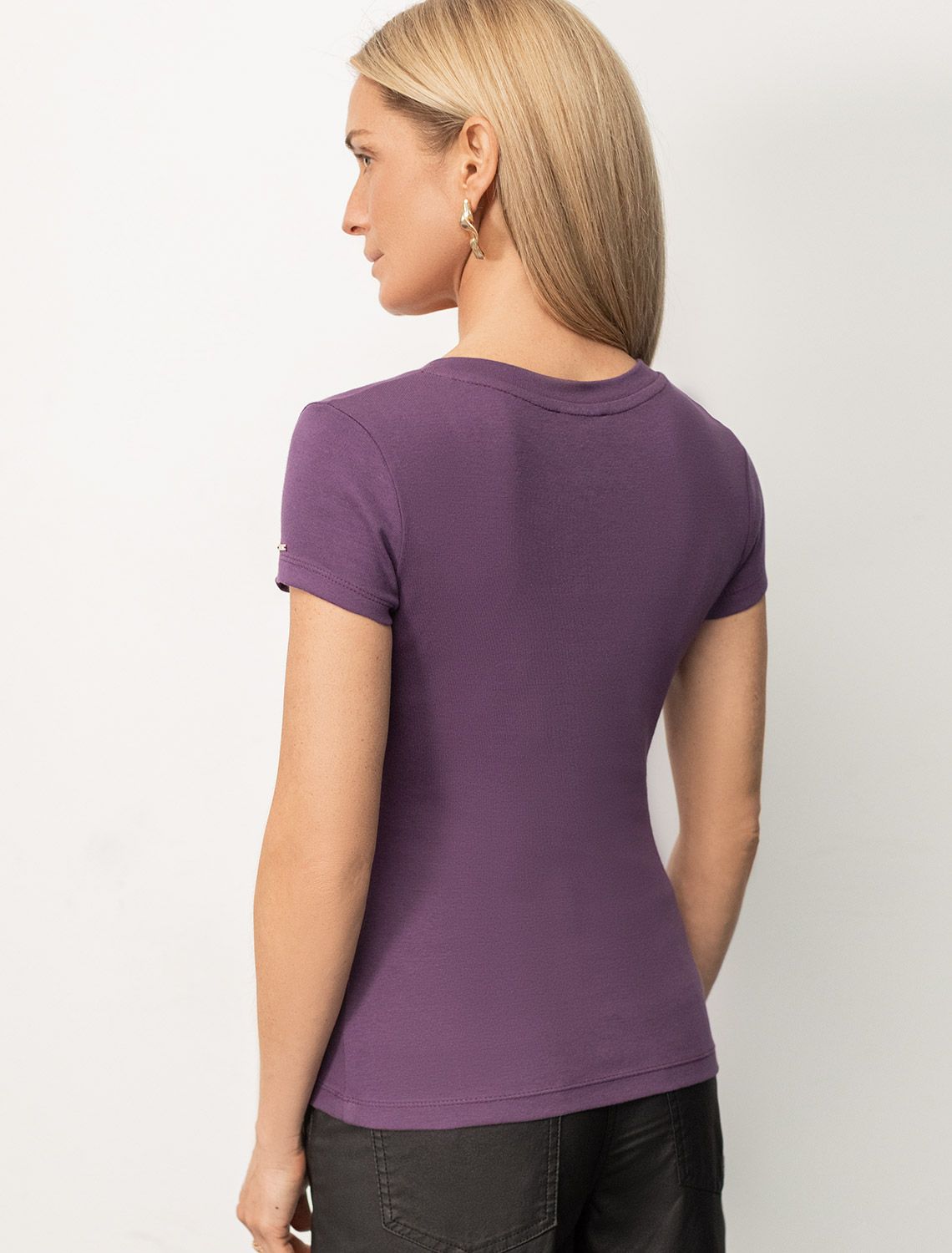 Футболка из плотного трикотажа с плетением риб 1*1