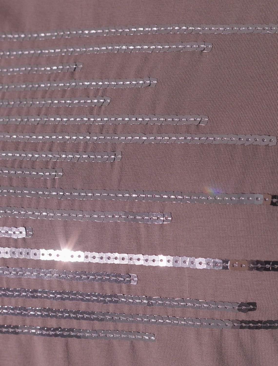 Нарядная футболка с пайетками