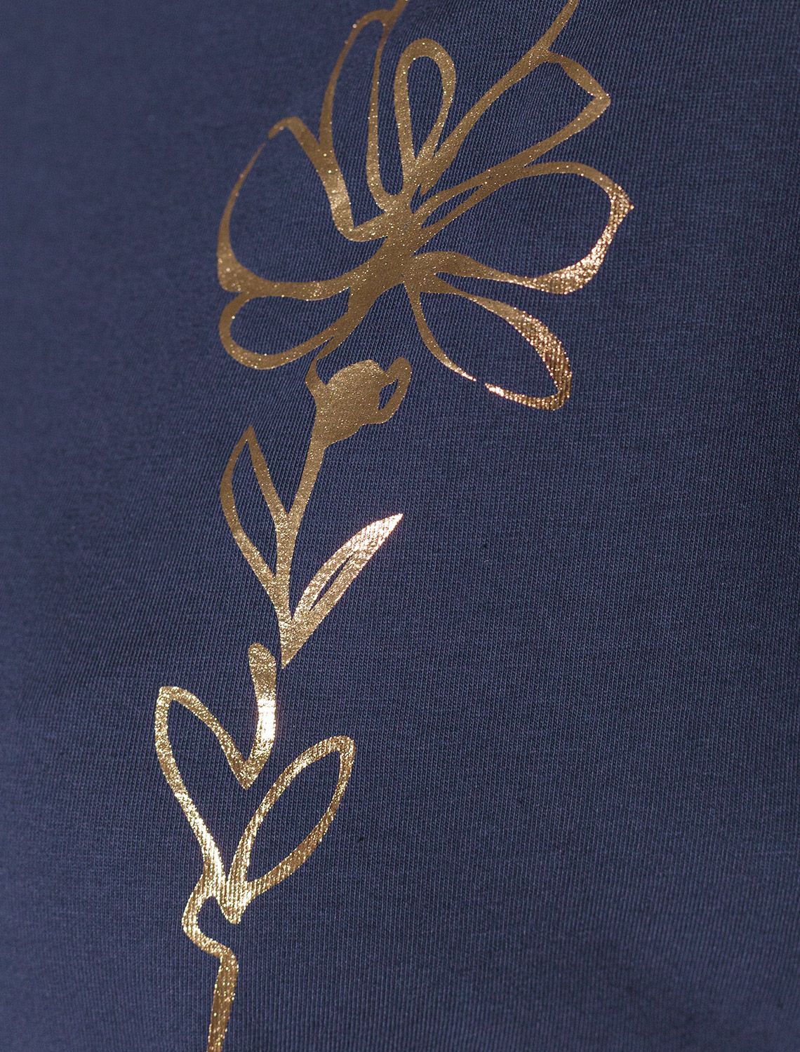 Нарядная футболка с блестящим принтом