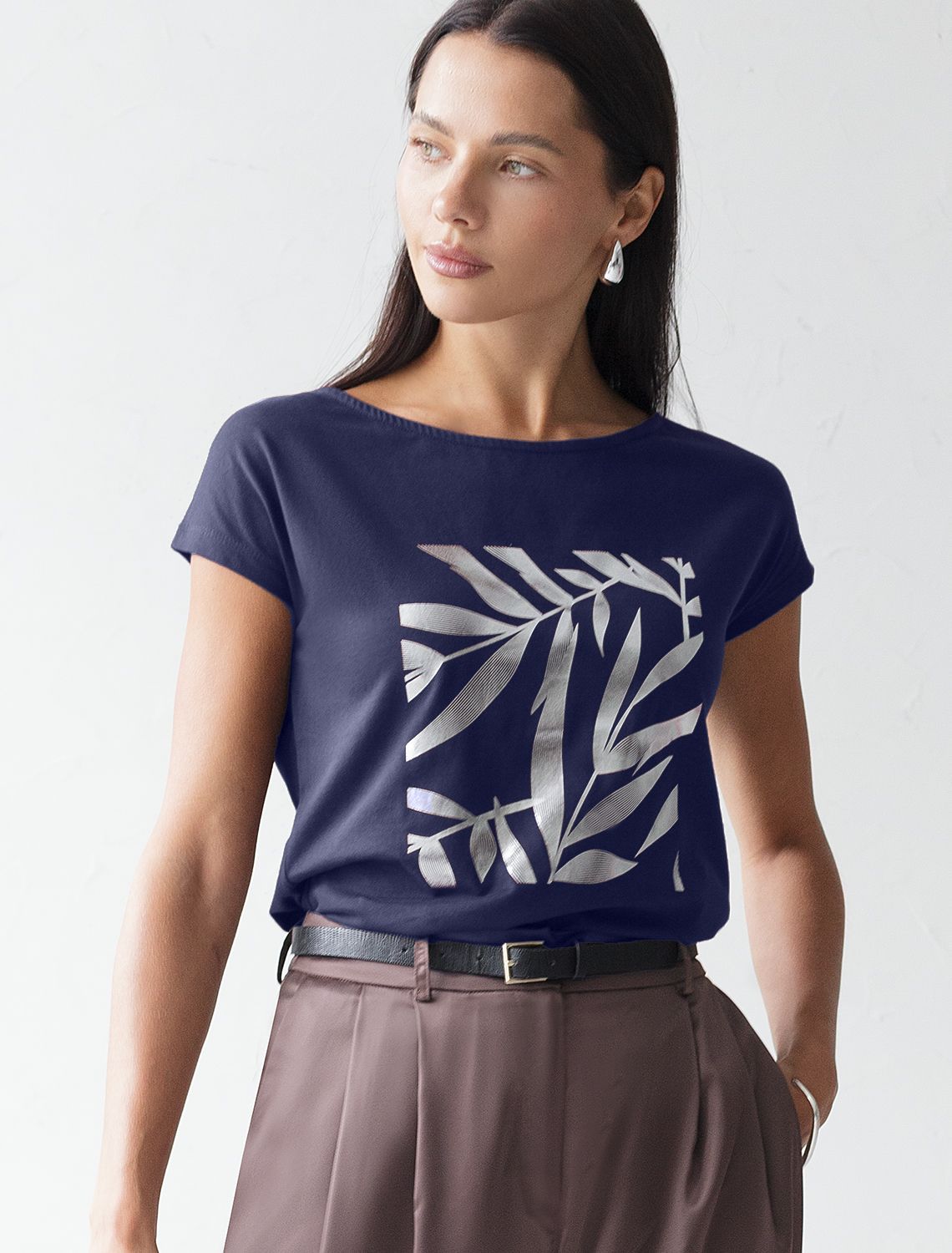 Нарядная футболка с серебристым принтом