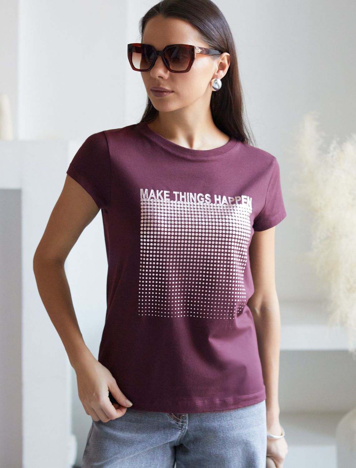 Нарядная футболка с блестящим принтом фольгой