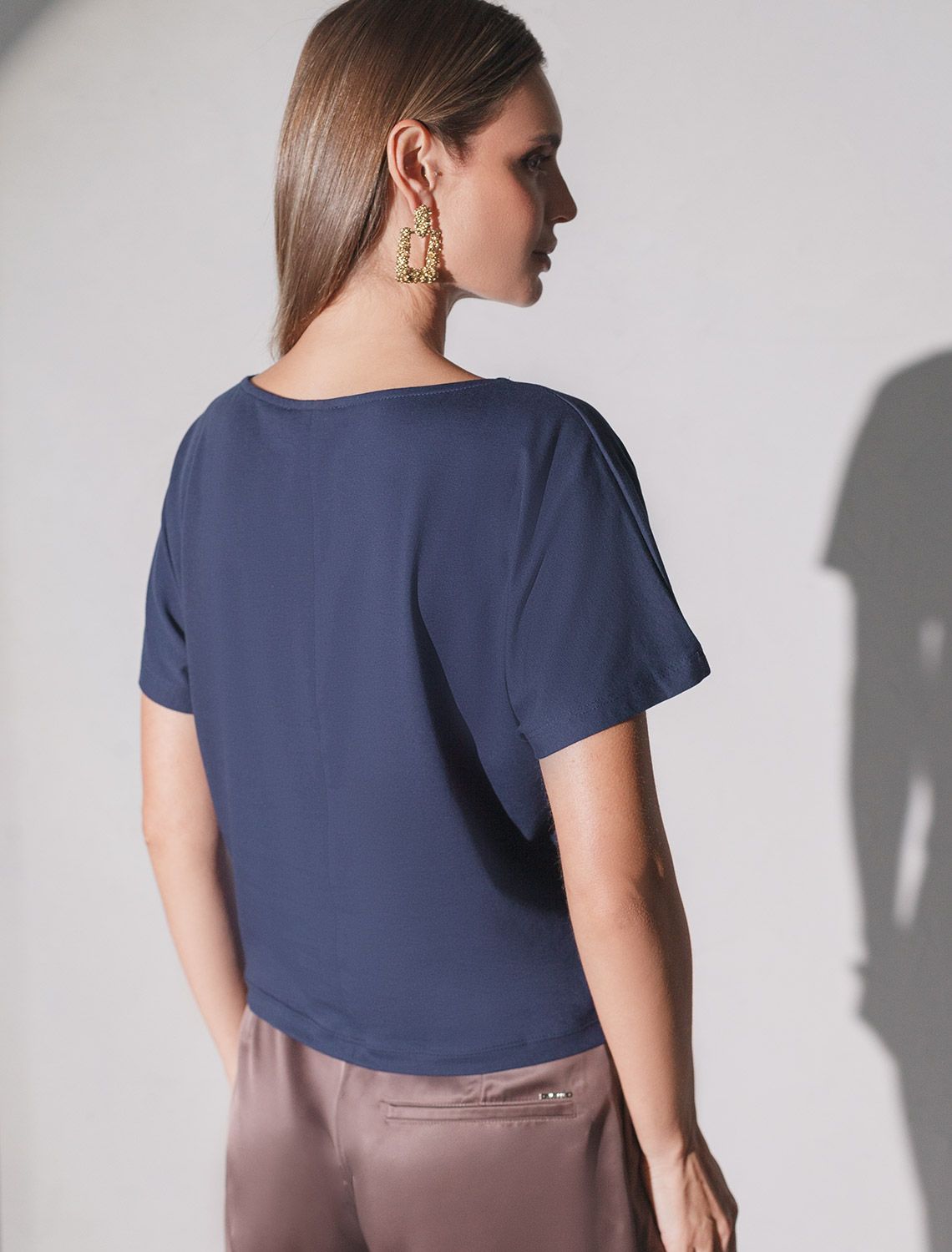 Нарядная футболка с блестящим принтом