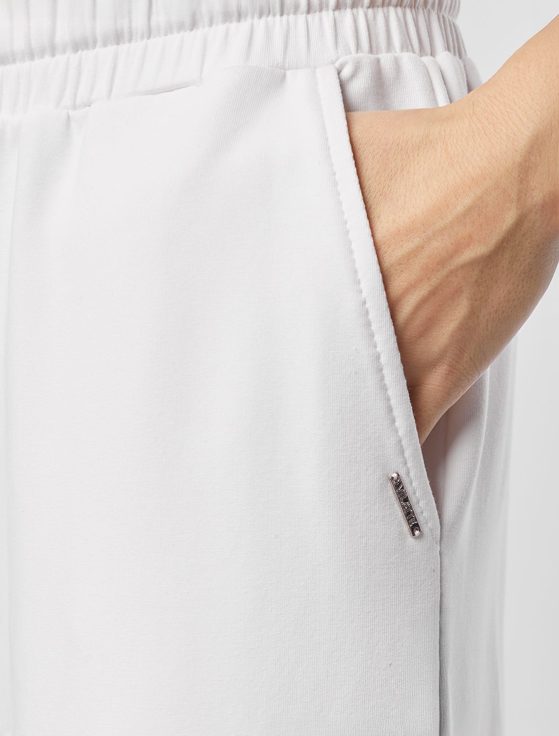 Ст.цена 2390р Прямые брюки из тонкого премиального футера с эластаном D44.139 молочный