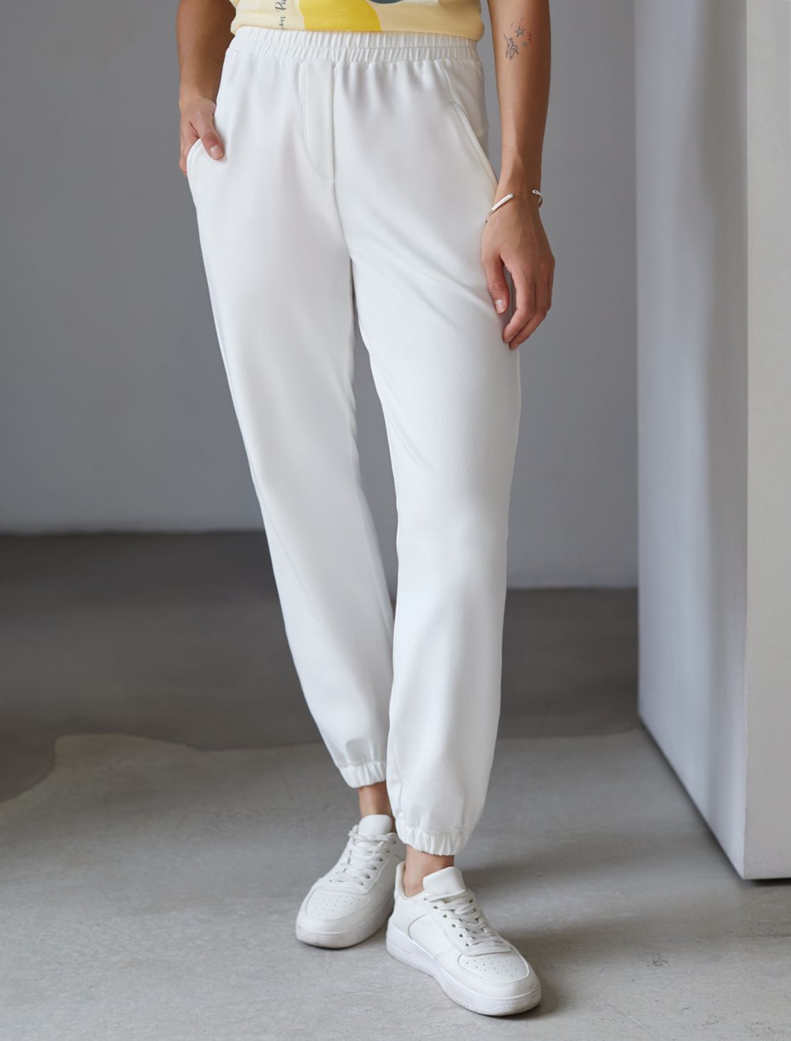 Ст.цена 1690р Брюки из тонкого премиального футера с эластаном D44.137 белый