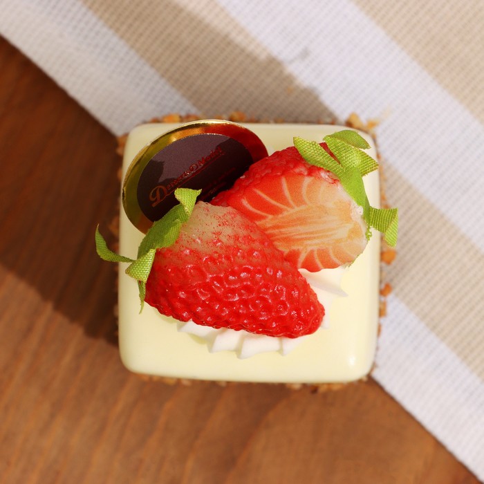 Муляж с магнитом «Пирожное Магнифико» клубника, 5×5×9 см