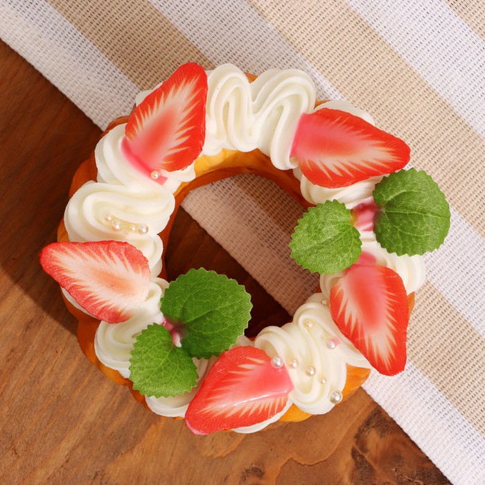 Муляж с магнитом «Пирожное Эклат» с клубникой, 10×10×4 см