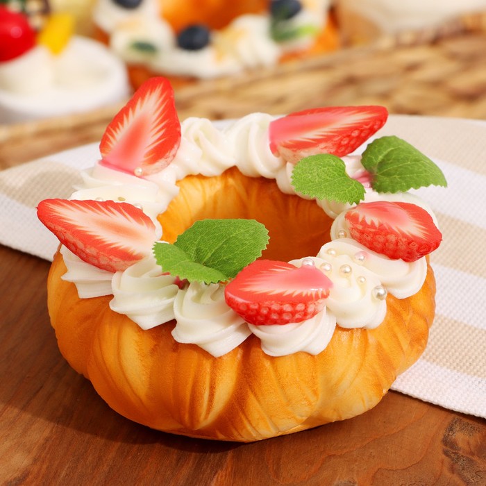 Муляж с магнитом «Пирожное Эклат» с клубникой, 10×10×4 см