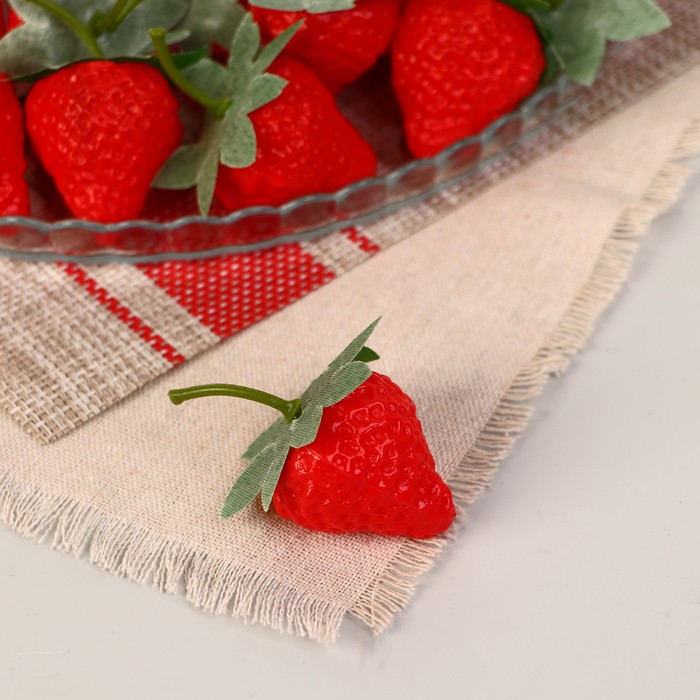 Муляж «Клубника», 3.5 см, фасовка по 20 шт.