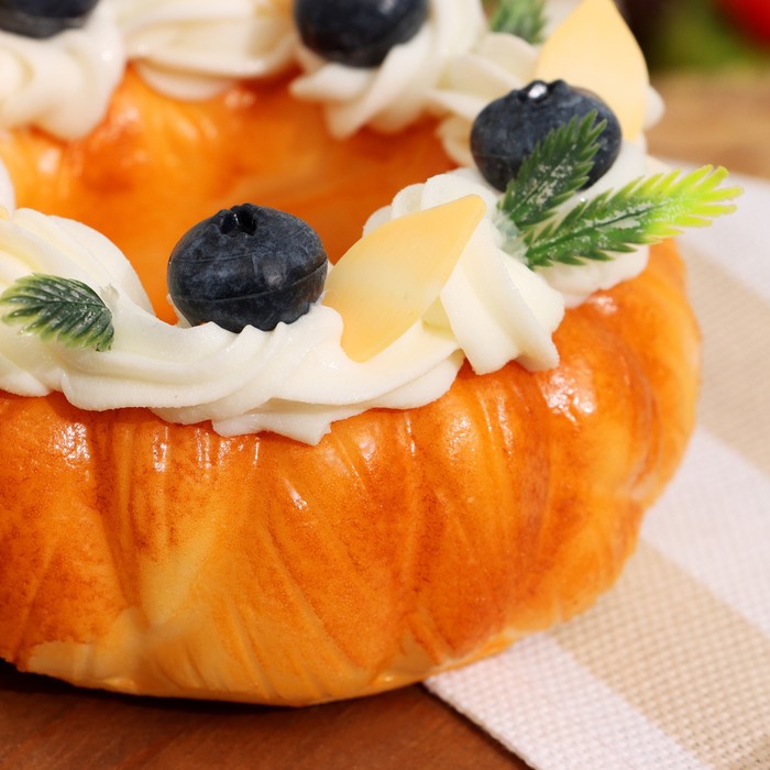 Муляж с магнитом «Пирожное Эклат» с черникой, 10×10×4 см