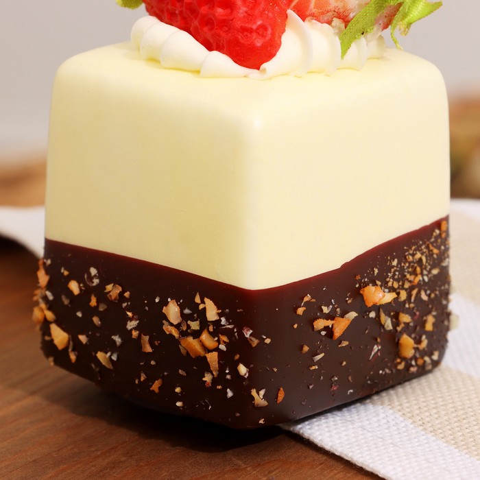 Муляж с магнитом «Пирожное Магнифико» клубника, 5×5×9 см