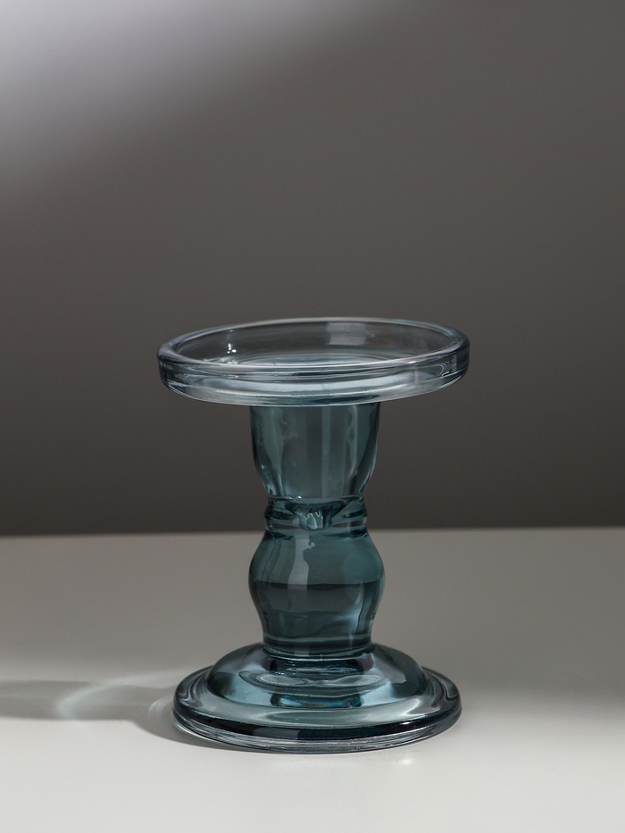 Стеклянный подсвечник на 1 свечу «Подиум», двухсторонний: d=2 см и 7 см, дымка, 8.5×8.5×11 см