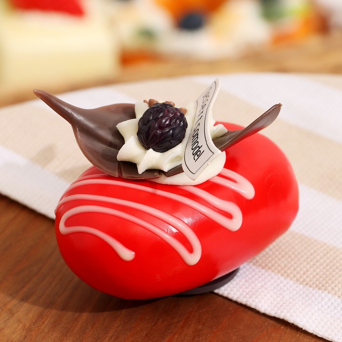 Муляж с магнитом «Пирожное Бонбон», вишня, 8×5×6 см